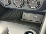運転席前方にUSB端子が2つ付いています。