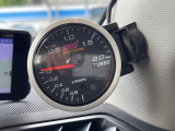 【STIゲノム製ブーストメーター】コックピットのスポーティさも増す人気の装備。車両から得られる情報も増え、走りに必要な情報が一目で分かります。