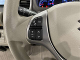 ステアリングスイッチ付きで、運転中に視線を前に向けたまま操作できます。