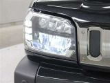 LEDヘッドライトには、ハイビームで走行中に先行車や対向車を検知した時、部分的に遮光し、先行車や対向車に配慮しながら高い視認性を確保できるADB(アダプティブドライビングビーム)が採用されています。