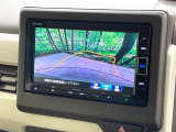 【バックカメラ】駐車時に後方がリアルタイム映像で確認できます。大型商業施設や立体駐車場での駐車時や、夜間のバック時に大活躍!運転スキルに関わらず、今や必須となった装備のひとつです!