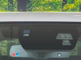 【スマートブレーキサポート】走行中に前方の車両等を認識し、衝突しそうな時は警報とブレーキで衝突回避と被害軽減をアシスト。より安全にドライブをお楽しみいただけます。