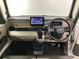 車内は光触媒抗菌消臭施工済です。スタイリッシュなデザインで暖かみのあるインパネ周りを演出します。グローブボックスやカップホルダーのほかにトレーなどたくさんの収納スペースが装備されています。
