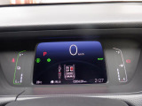 シンプルで見やすいデザインのメーターパネルです。車の情報が表示される大事な場所だからこそ見やすさが大切ですね。