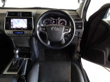 革巻きステアリングで快適な操作性の運転席です。