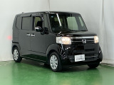 狭い駐車場でも、スライドドアならチャイルドシートへのお子さまの乗降や荷物の積載もスムーズ。とても便利な【助手席側。電動スライドドア】ドアハンドを少し引くだけでリアドアが自動開閉します。