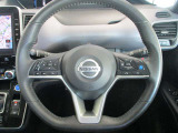 ■革巻ハンドルはグリップ性良好(ハンドル左側:オーディオコントロールスイッチ)(ハンドル右側:クルーズコントロール&プロパイロットスイッチ)