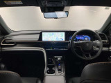 運転のしやすさと心地良さを感じる、シンプルで上質なデザインの室内空間です。