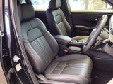 ゆったり座れる本革セパレートシートは、運転席8ウェイ、助手席4ウェイのパワーシートです。