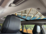 【調光パノラマルーフ】車内の解放感が一気に上がる大型パノラマルーフに調光機能がプラス!日差しが強い時、シェードを閉めなくてもガラスの透明度を調整することで心地よい明るさに♪