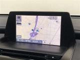 【SDナビゲーションシステム】運転中の視線移動が少なく済むよう遠方情報に8インチ遠視用ディスプレイ、手前にはタブレット感覚で操作できる7インチトヨタマルチオペレーションタッチを配置