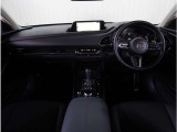 【インパネ周り】視界がよく運転しやすい設計となっております。インパネ周りもすっきりと洗練されたデザインで高級感が溢れています。日々のドライブを飽きさせません。