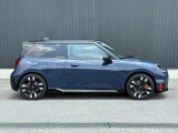 【ショールーム】ショールーム内にも車両を展示し、MINI好きなお客様にとって居心地のよい空間づくりを行っております。見学だけでも結構ですので、インターパークでのお買い物がてらぜひご覧にいらしてください。