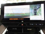 バックモニターは車両を上から見たような映像をナビ画面に表示するパノラミックビューモニター。