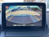 後方の死角をサポートするバックカメラも装備しており安心です
