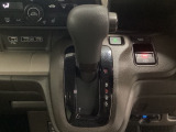 CVT車のセレクトレバーです。低速から高速まで、変速ショックのないスムーズな走りを実現するとともに、エンジン効率のよい領域を維持することで燃費にも貢献します。