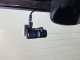 後方にもドライブレコーダーのカメラが付いています。前後両方でお車の周りを監視・記録いたします。