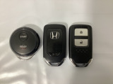 スマートキーを装備しています。鍵を差し込むことなくドアロックの開け閉めと、スタートボタン操作でのエンジンスタートができます。加えて、純正リモコンエンジンスターター用の操作キーもついています。