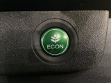 ECON モードをON にするとアクセルペダルの動きに対するエンジンの反応とエアコンの制御を切り換えることで、燃費のいい運転をするドライバーがペダルを踏んだ時と同じようにエンジンを制御します。