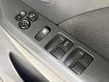【電動格納ミラー】サイドミラーは電動格納式となっており、狭い駐車場でもキズがつくリスクを抑えられます。