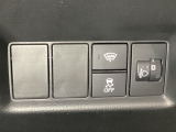 ハンドルの右側にはヘッドライトレベライザーとVSA(ABS+TCS+横滑り抑制)の解除スイッチがついています。ヘッドライトレベライザーは道路状況や積荷の加重に応じてライトの高さを調節できます。