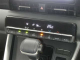 【オートエアコン】車内温度を感知して自動で温度調整をしてくれるのでいつでも快適な車内空間を創り上げます!どの席に座っても快適なドライブが楽しめます♪