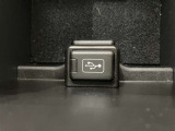 USB端子付き。最近、普及しているUSB。スマホやタブレット以外もUSB充電が増えていますよね。またスマホやメモリー媒体にお手持ちの、貴方のお気に入りの音楽を車内でも楽しめます♪
