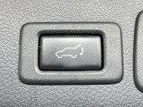 【パワーバックドア】スマートキーや運転席のボタンを押すだけでリアゲートが自動で開閉します!荷物を持っている時や、高い位置にあるバックドアを閉める際に便利な機能です♪