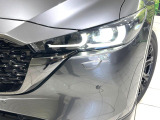 【LEDヘッドライト】悪天候や夜間走行時も良好な視界を確保し安心して運転できる高輝度LEDヘッドライトを装備!点灯速度が早く、消費電力も抑えられています。