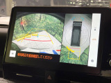 【パノラミックビューモニター】専用のカメラにより、上から見下ろしたような視点で360度クルマの周囲を確認することができます☆死角部分も確認しやすく、狭い場所での切り返しや駐車もスムーズに行えます。