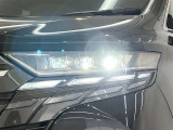 LEDヘッドライトです。デザイン性がよくとても明るいので、夜間の走行や悪天候でも安心です。しかも長寿命!