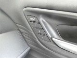 運転席のシートポジションを記憶・再現できるメモリー機能を搭載しています。