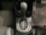 CVT車のセレクトレバーです。低速から高速まで、変速ショックのないスムーズな走りを実現するとともに、エンジン効率のよい領域を維持することで燃費にも貢献します。