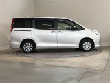 両側パワースライドドア付きだから、狭い駐車スペースなどでの 乗り降りラクラク!小さなお子さまのいるご家庭には嬉しい装備。