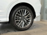 足元を引き占める純正アルミホイール。洗練されたスタイリングが魅力です!
