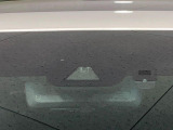 【プリクラッシュセーフティ】前方の車両等を検知し、衝突しそうな時は警報で注意を促し、ブレーキを踏む力をサポート。ブレーキを踏めなかった場合は衝突被害軽減ブレーキが作動、衝突回避をサポートします。