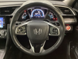 ハンドルにHondaセンシング系のクルーズコントロールやレーンキープアシストなどのスイッチと、オーディオの操作スイッチが装備されています。ハンドルから手を離さず安全に操作できます。