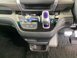 足元スッキリ、インパネシフトです。パーキングブレーキはフットブレーキタイプなので、運転席と助手席の間がスッキリしています。