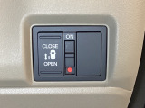 左側電動スライドドアは運転席からでも操作ができるように、ハンドル付近に開閉の操作スイッチが付いています。