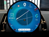 自動車業界初の円形有機ELディスプレイは、スマートフォンのように簡単に操作できます。