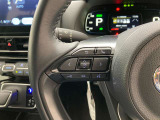 運転中、オーディオの操作をしてて、ハッとしたことはありませんか?ステアリングスイッチは、運転中でもハンドルでオーディオの操作が可能です。安全なドライブをサポートします。