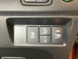 Hondaセンシング用の、VSA(ABS+TCS+横滑り抑制)解除と路外逸脱抑制機能のオンオフスイッチなどはハンドルの右側に装備しています。