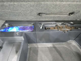 スペアタイヤレス車です。応急セットを搭載しております。
