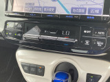 【オートエアコン】一度お好みの温度に設定すれば、車内の温度を検知し風量や温度を自動で調整。暑い&hellip;寒い&hellip;と何度もスイッチ操作をする必要はありません。快適な車内空間には必須の機能ですね♪