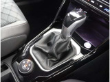 レザーシフト、プッシュスタート、駐車支援システム付きです。