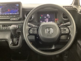 【ハンドル】運転にかかわる様々な操作を安全に行えるように視点移動が少なく操作性に配慮されたスイッチ類が凝縮されたコックピットです。