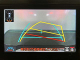 【バックガイドモニター】後方の映像をナビ画面に表示するだけでなく、ステアリング操作に連動して動くガイド線も同時に表示!予想進路の確認をしながら後退できるので便利です!