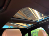 【大型サンルーフ】車内の解放感が一気に上がる大型のパノラマルーフ!季節を問わず開放的で快適なドライブをお楽しみいただけます。流通量も少なく希少価値の高い人気の装備です♪