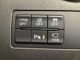 運転席脇のクラスタースイッチ部分にはカメラ切り替えスイッチ、パーキングセンサー、その他走行系スイッチを集中配置しております。