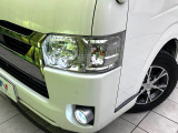 【LEDヘッドライト】悪天候や夜間走行時も良好な視界を確保し安心して運転できる高輝度LEDヘッドライトを装備!点灯速度が早く、消費電力も抑えられています。